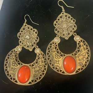 Beautiful statement with the orange stone 🧡